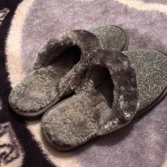 Sparkly fussy gray slippers - Picture 1 of 3